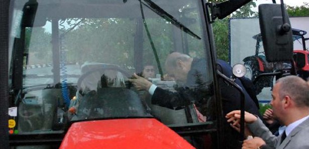 Bahçeli, traktöre binerken düşüyordu!
