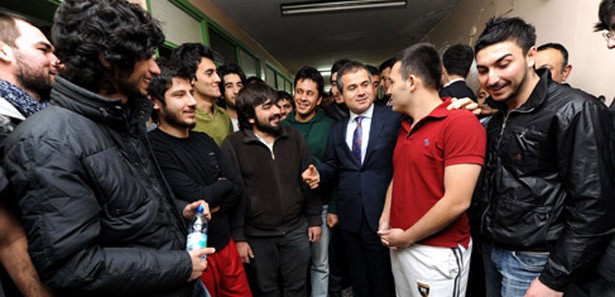 Bakan Kılıç, öğrenci evine konuk oldu