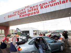 Balyoz sanıklarının yakınları Silivri'de toplandı 