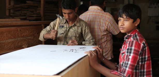 Bangladeş'in çocukları karın tokluğuna çalışıyor