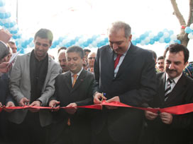 Başakşehir ilk 'bilgi evi'ni Hakan Şükür'le açtı 