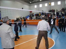 Başkanlar öğrencilerle voleybol oynadı /