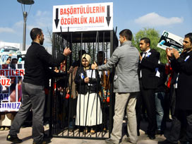 Başkentte sıradışı başörtüsü eylemi