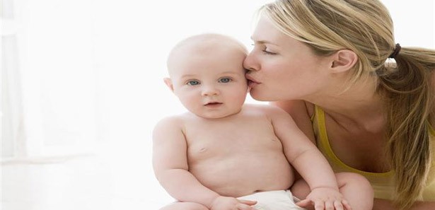 Bebeğe ilk 6 ay mutlaka annesi sütü verilmeli 