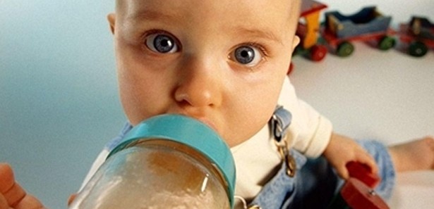 Bebeklerde ilk altı ay anne sütü şart 