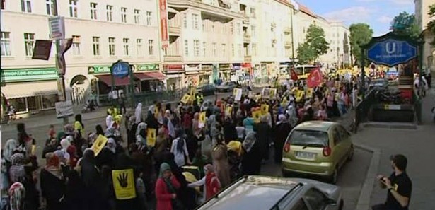 Berlin'de binler Mısır ve Suriye için sokakta 