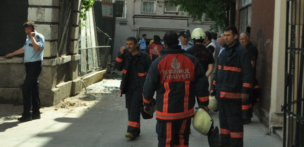 Beyoğlu'nda 7 katlı bina çöktü VİDEO 