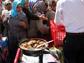 Bin kişiye balık ekmek ikram edildi 