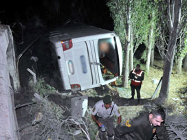 Bingöl'de trafik kazası: 2 ölü 16 yaralı 