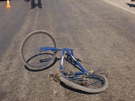 Bisikletten düşen genç öldü 