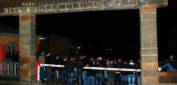 Bitlis'te erkeklerin kızlar yurdu isyanı