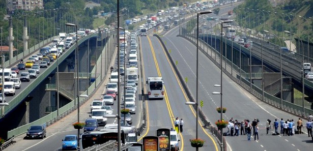 Bitlis'te teröristler yol kesti 