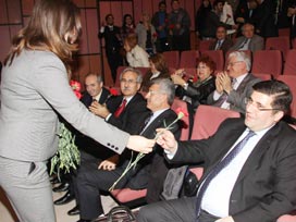 Bu kez yumurta değil karanfil attılar