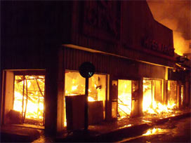 Bursa'da 5 dükkan kül oldu 