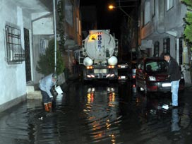 Bursa'da ev ve işyerlerini su bastı 