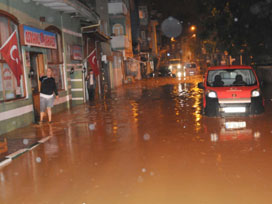 Bursa'da sağanak yağış su baskınına neden oldu 