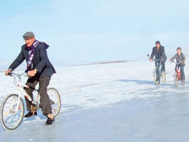 Buz üzerinde ölümüne bisiklet keyfi 
