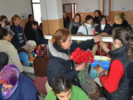 CHP'li kadınlar, kadınlara çiçek dağıttı 