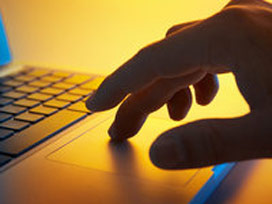 Çaldığı bilgisayarla internete bağlanınca yakalandı