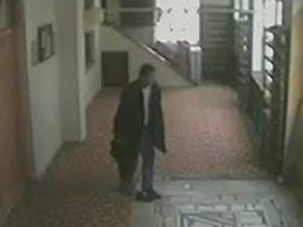 Camiye giren hırsız güvenlik kamerasına yakalandı 
