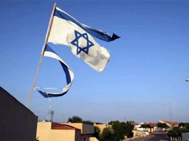 Camiye İsrail bayrağı astılar 