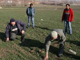 Çiftçiler kar için dua ediyor 