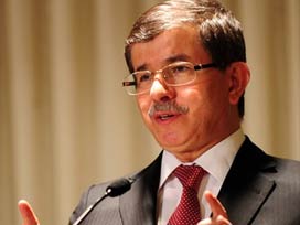 Davutoğlu Downer ile Kıbrıs'ı görüşüyor 