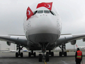 Dev uçak, Türk bayrağıyla indi / 
