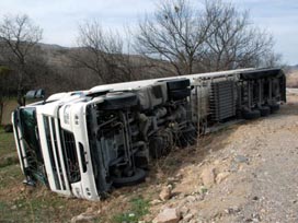 Devrilen tankerdeki sızıntı yol kapattı 