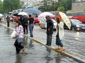 Didim'de yağmur sonrası işyerlerini su bastı 