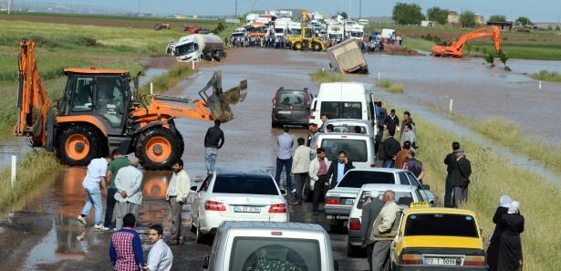 Diyarbakır'da sel yaşamı olumsuz etkiledi 