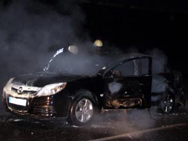 Diyarbakır'da araçları ateşe verdiler 