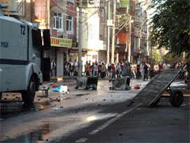 Diyarbakır'da polis aracına molotoflu saldırı