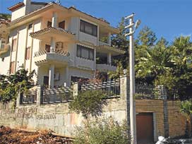 Doğan Güreş'in mangalcı korumaları bezdirdi