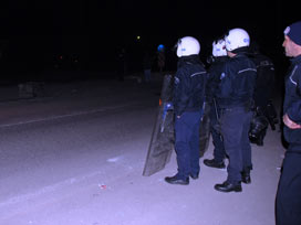 Doğubayazıt'ta göstericiler polise saldırdı 