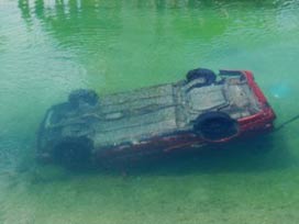 Dolmabahçe'de otomobil denize uçtu: 2 yaralı 