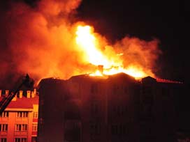 Edirne'de apartman çatısı alev alev yandı 