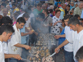 Elazığ'da 3 bin kişiye balık ekmek ziyafeti!