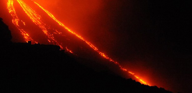 Endonezya'da yanardağ faaliyete geçti 