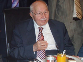 Erbakan’ın elini öpen gazeteci