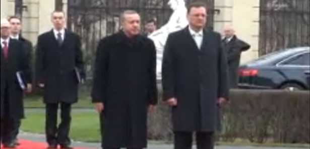 Erdoğan, Prag'da resmi törenle karşılandı 