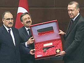 Erdoğan'a tuğralı tabanca hediyesi 