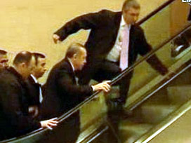 Erdoğan da merdiven azizliğine uğradı 