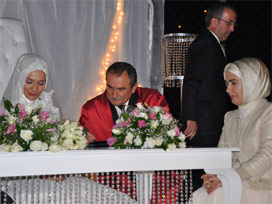 Erdoğan'ın eşi ve kızı nikah şahidi oldu Erdoğan'ın eşi ve kızı nikah şahidi oldu