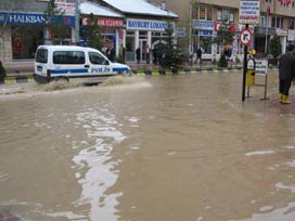 Ergene Nehri taştı: İş yerleri sular altında 