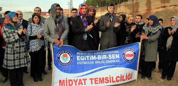 Erkekler başlarına başörtü takıp eylem yaptı 