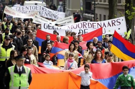 Ermenistan´da balonlu miting