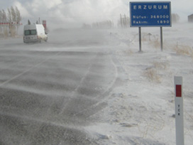 Erzurum-Ağrı karayolu tipi nedeniyle kapandı 