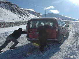 Erzurum'da araçlar yolda kaldı 