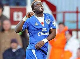 Everton'lı Louis Saha ölümden döndü
